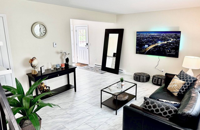 NEW Luxury 2 bedroom Near Airport and I-87 highwayn