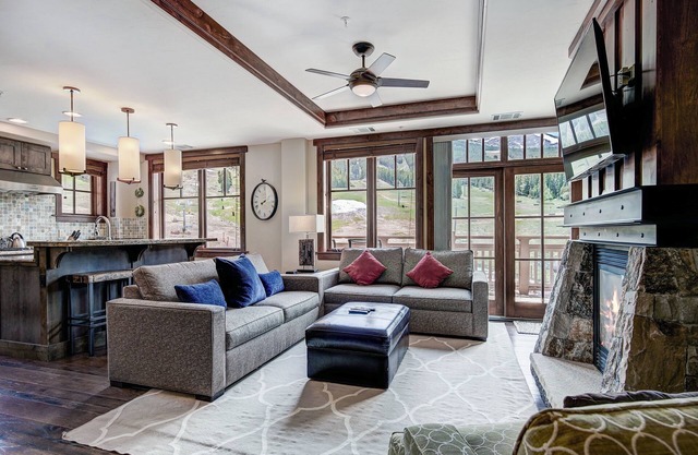 NEW! Luxury 4 Bedroom Condo on Peak 8