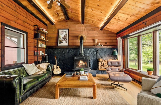 NEW:Luxury 4BR Log Cabin surrounded by trees in Hunter. Near Hiking & Waterfalls
