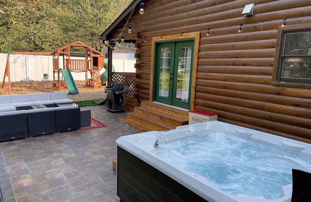 NEW! Luxury beautiful cabin with New Hot tub and🏔