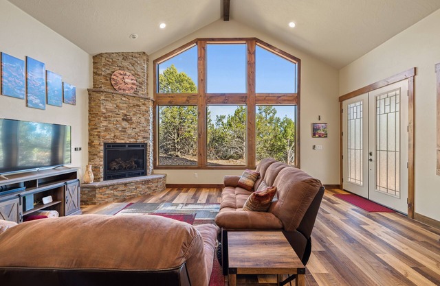 New luxury cabin bordering Zion! 3 king beds/baths. Short drive to Bryce Canyon.
