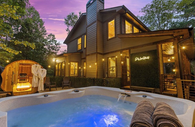 New Luxury Cabin Sauna, Hot Tub, Mini Golf, Firepit