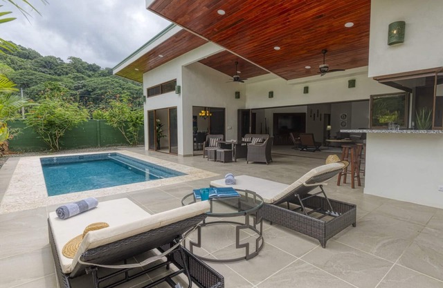 New Luxury Home, private pool! 300 steps to beach, 8 min. walk to bars & dining