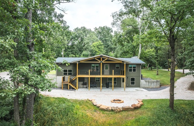 *NEW* Luxury Home overlooking Meramec River w Game Room, Private River Access