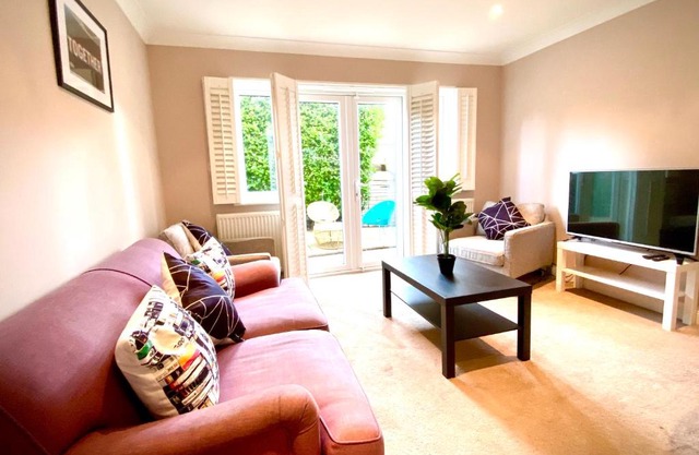 NEW! Luxury YELLOW HOUSE Bright Modern Detatched Home with PRIVATE PARKING, NETFLIX Close Luton, M1, and AIRPORT Ideal for Families, Professionals, Consultants, LONGER STAY OPTIONS