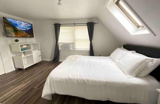 NEW - Mins to Concord/Manchester NH - River Views - Private Porch Pet Friendly