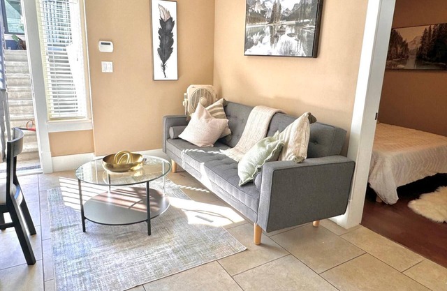 New Modern 1 BD Suite, Close to DT