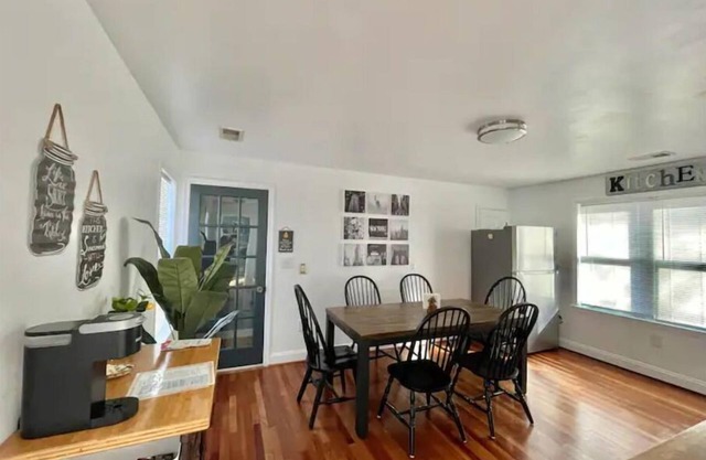 New, Modern, 3 bed/3 bath Aptn