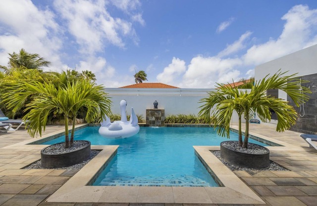 NEW Modern 4BR 4.5BA w/Pool & Outdoor Dining