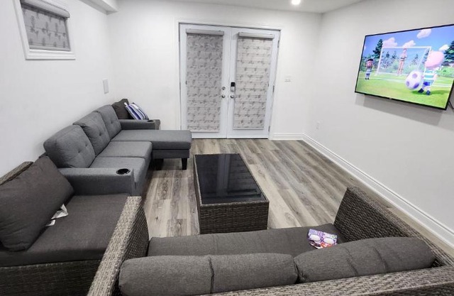 New Modern cozy room in Innisfil