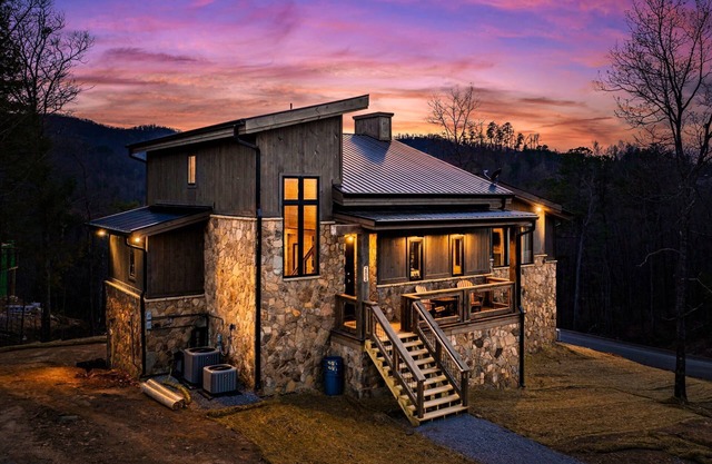New MODERN Custom Built Indoor Pool Lodge w/Sauna🔥Fire Pit🔥Movie Theater⛳