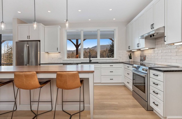 New Modern Farmhouse: 4 private acres, 360º Mtn View, Btwn Mtn & Village