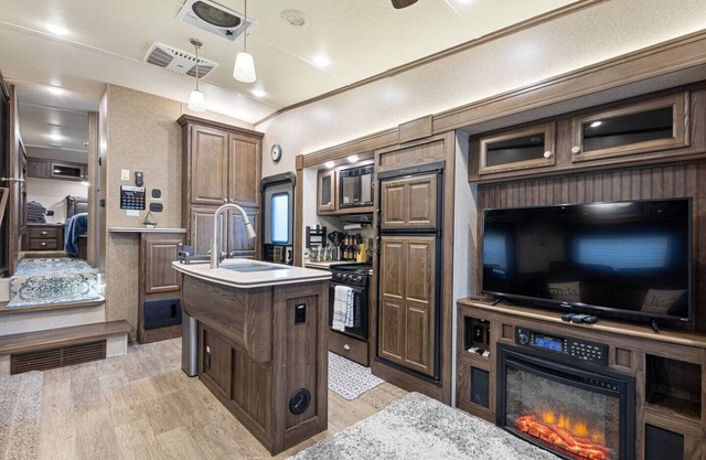 NEW Modern Spacious RV Camper - 7 miles from beach