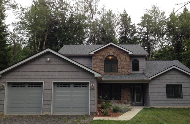 New, Modern Streamfront 3 Bedroom. Walking Distance To Pool And Lake