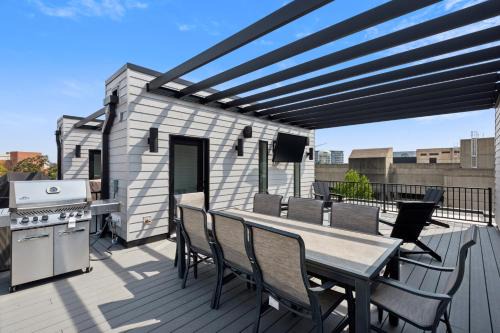 New Modern Townhome with Rooftop Patio townhouse