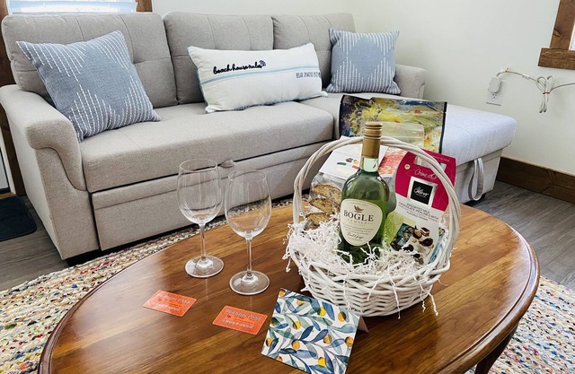 NEW! MONTHLY RENTAL -Peaceful Beachy 1 BR Steps Away From Beach & Center of Town