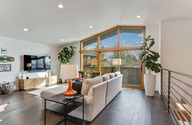 New! Mountain views and access! 4BR 3.5BA