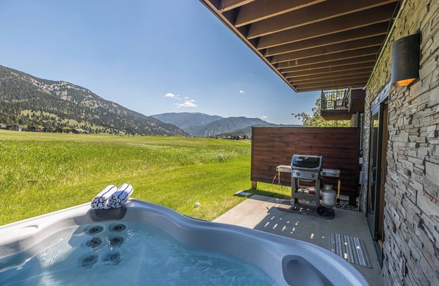 New! Near Town Center with private hot tub and community center