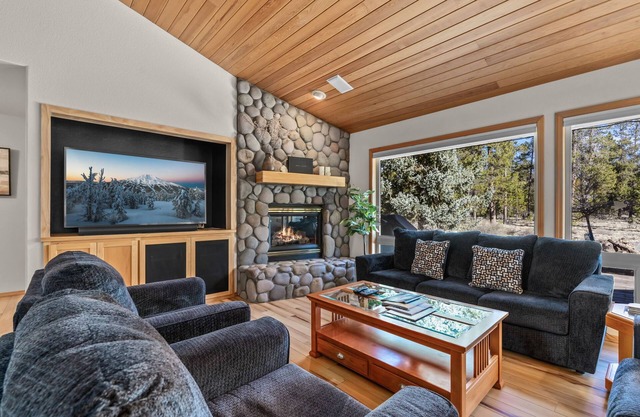 New! Next to Deschutes National Forest- SHARC Passes ~ Private Hot Tub