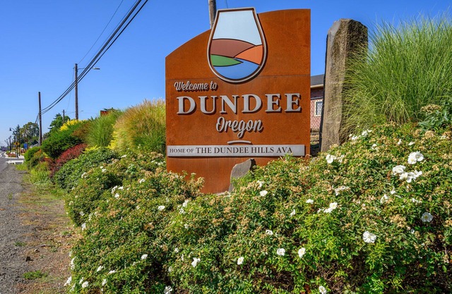 New One Bedroom B&B Walking Distance to Downtown Dundee!