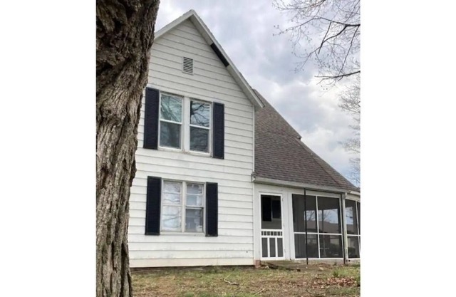 NEW! Original Farm House w/pool and tons of charm