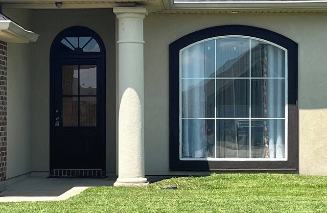 New Orleans adjacent (20 min). 15 min to airport.
