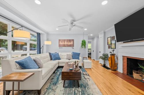 New Owners! Downtown Corner Cottage-Pet Friendly