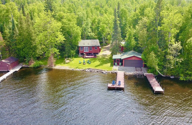New Peaceful Retreat/Frazer Bay w/2 bedrooms 1 bath, 2 docks, fits 3 boats, wifi
