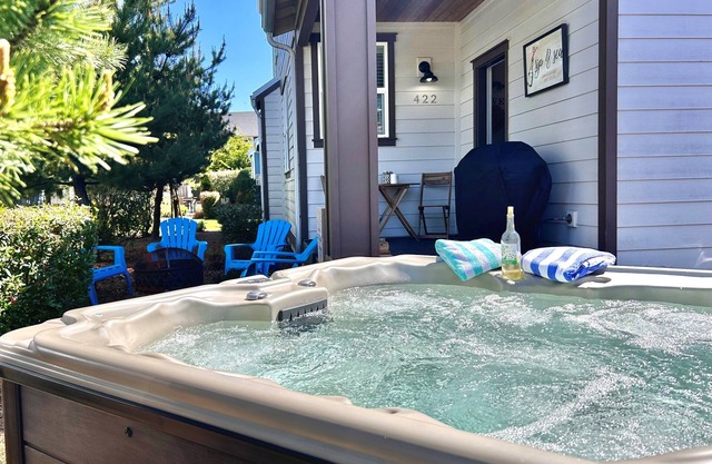 NEW! Pet friendly luxe getaway with hot tub in Ocean Shores