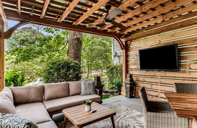 NEW Pine Lodge Atlanta Midtown Home | Private Outdoor Oasis | Games