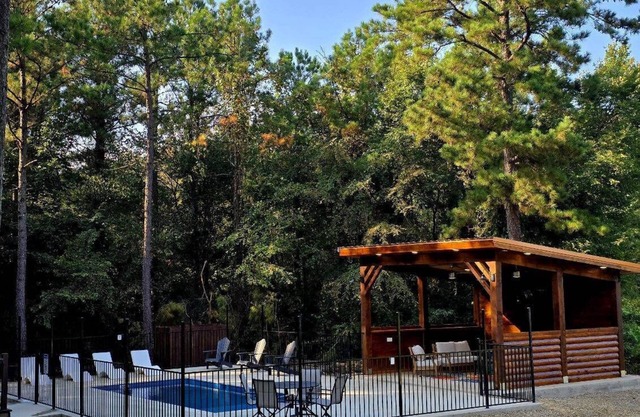 NEW! POOL! 5BR Pond-Hot Tub-Games - Sleeps 19