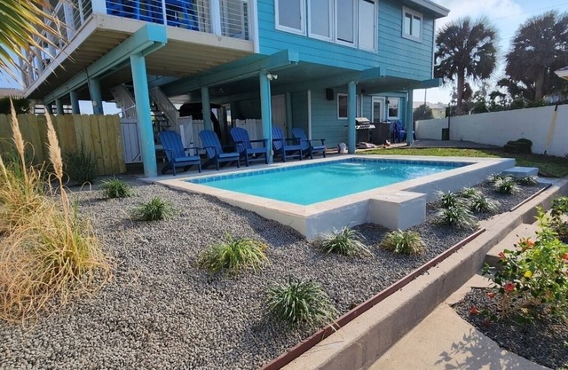 New pool! Waterfront, game/arcade room! Great family house!