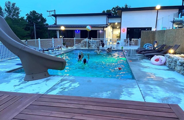 New Poolside Villa w/Game Room & Hot Tub! 3 Min to SDC, 15 Min to Branson Strip