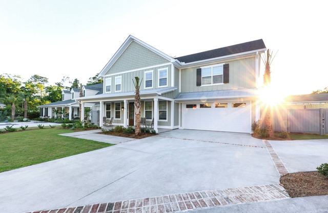 NEW, Private Pool, FREE Golf Carts, Blocks from Beach, 5-bedrooms, FREE Bikes
