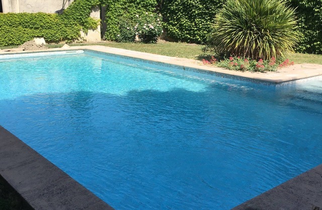 NEW Provençal Mas with air-conditioned swimming pool, sleeps 8