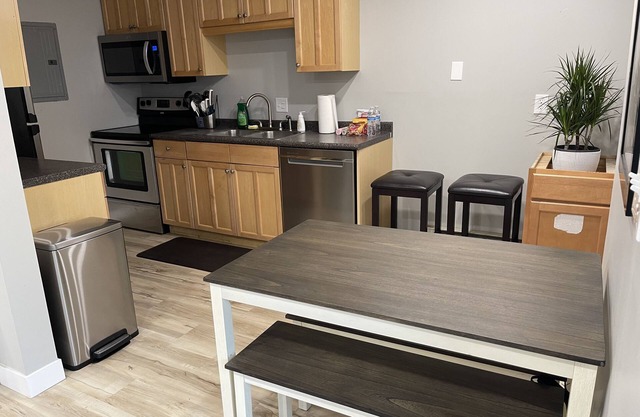 New Remodel Updated in 2023, 2BR 2 BA, Minutes to Mall/Airport