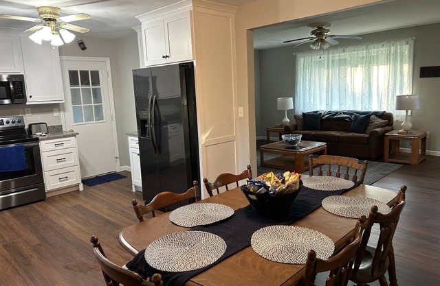 New Remodeled home. Quiet family neighborhood. 15 mins to PSU.