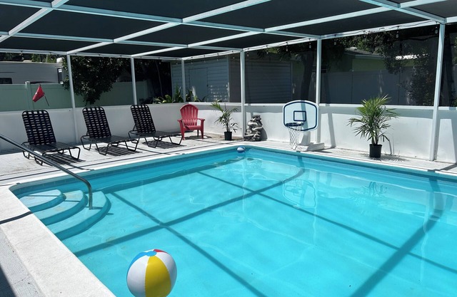 NEW Remodeled Pool Home w/Mini Golf By Downtown