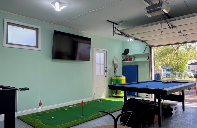 New Reno! 5 min walk to beach, Garage Arcade! 3 bedroom/4 bed/2 bath. Must see!