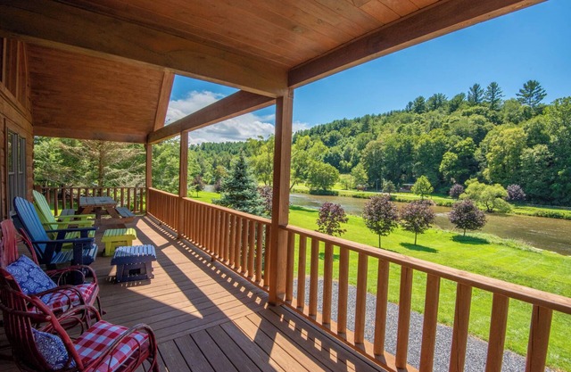 New River Front Cabin- Walking Distance to Canoe Outfitters - Hot Tub - Wi-Fi