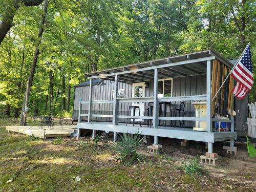 New! Robin's Nest - Cute Lakefront Tiny House!