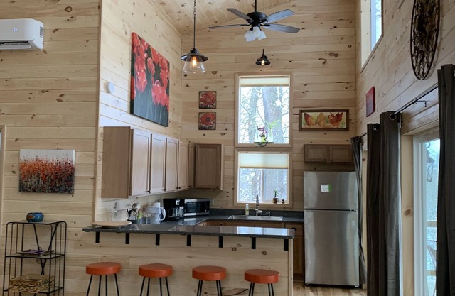 New & Romantic Couples Cabin with hot tub & fire pit near Athens & Hocking Hills