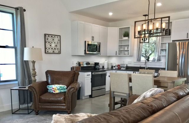New Romantic Lodge 1/2 mile from Luckenbach/5 min to wineries with Pool & hottub
