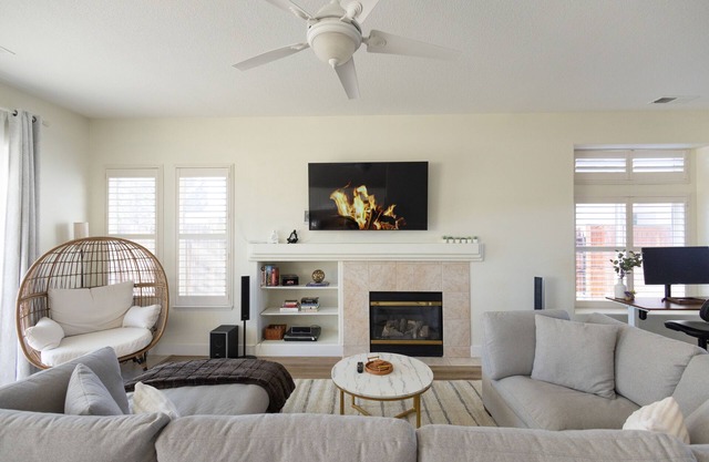 NEW Roomy Upscale, Mt. Rose Ski/Tahoe 25-Min, XL Sofa and 2 Work Desks