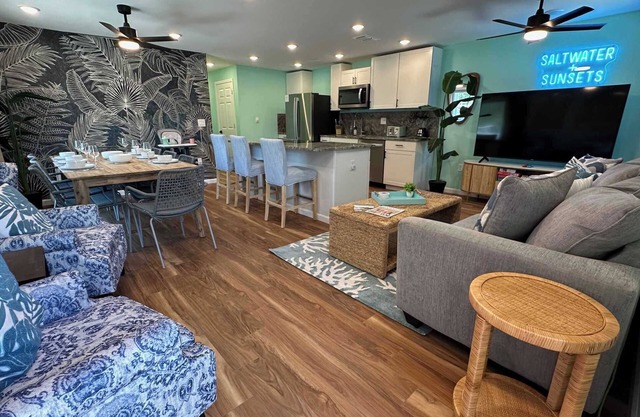 *NEW* Saltwater + Sunsets - 5bed 2bath Sleeps 10