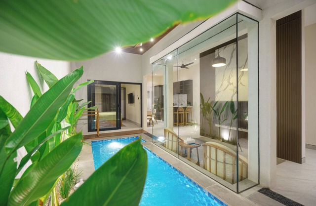 NEW Smart Villa 2-bedroom in cool Kuta with pool, AC, WiFi, Alexa