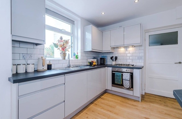 NEW! Spacious Home, Ideal for Groups, FREE Parking!