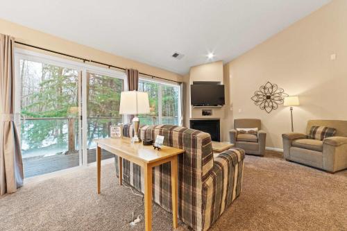 New, Spacious and charming, with a river view, conveniently located near skiing and golf