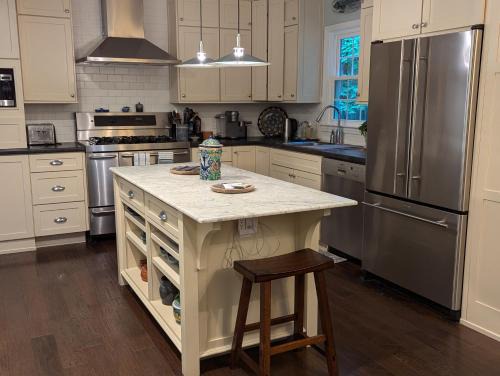 New! Stately 3br25ba Near Rockwood