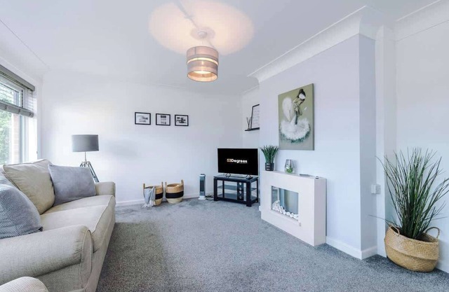 NEW! Stunning Bungalow, Ideal for Groups, Parking!